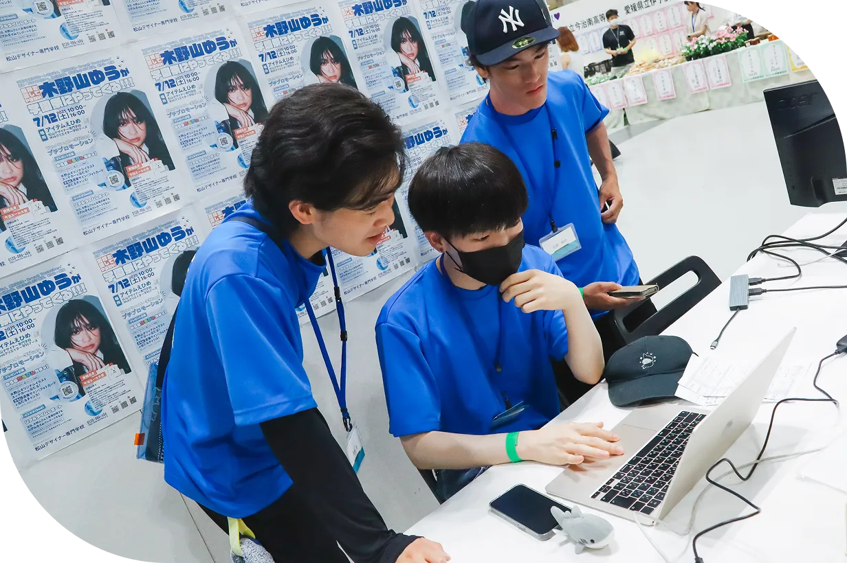 学生たちがインスタグラムに会場の様子を投稿している様子の画像その2